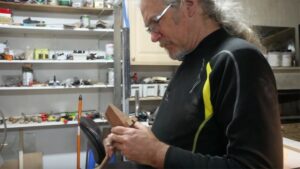 Reportage sur le luthier Jean Cavalié.